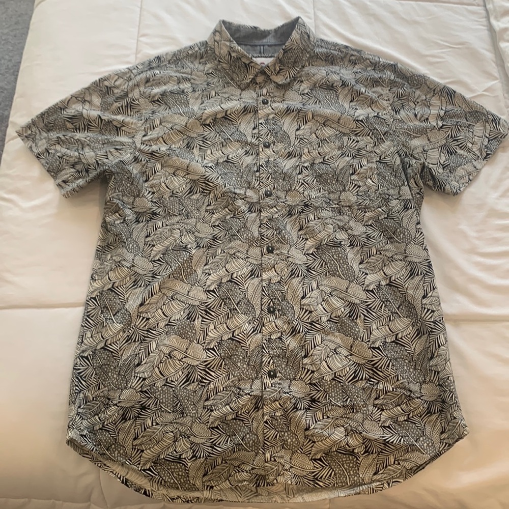 Men’s shirt sleeve button down. L